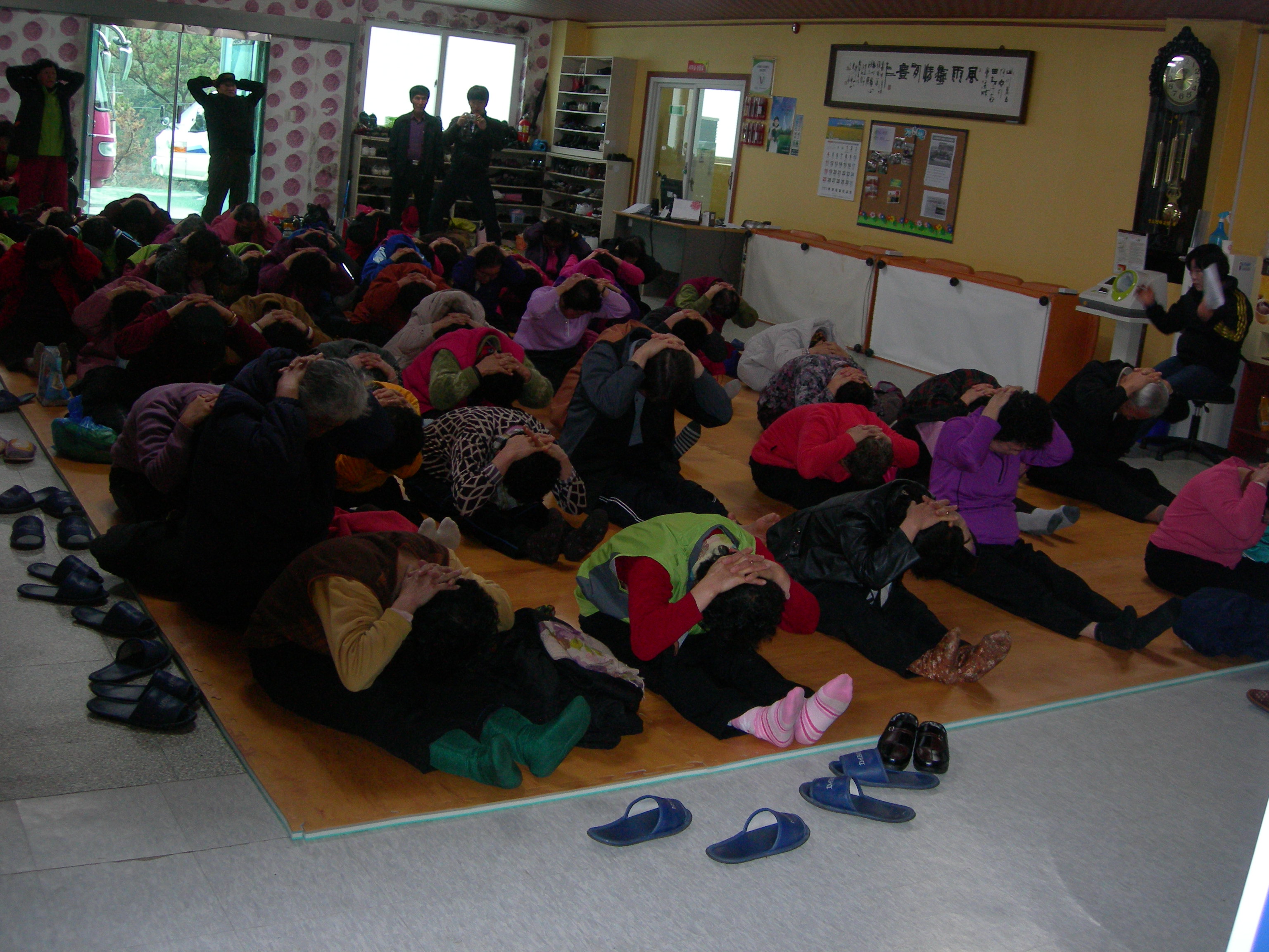 비좁은공간수많은사람(65세이상노인)어떻게 이미지