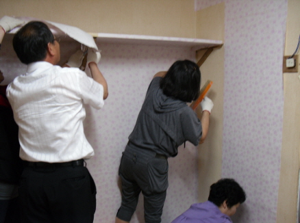 독거노인 가정 도배 및 청소 봉사 이미지