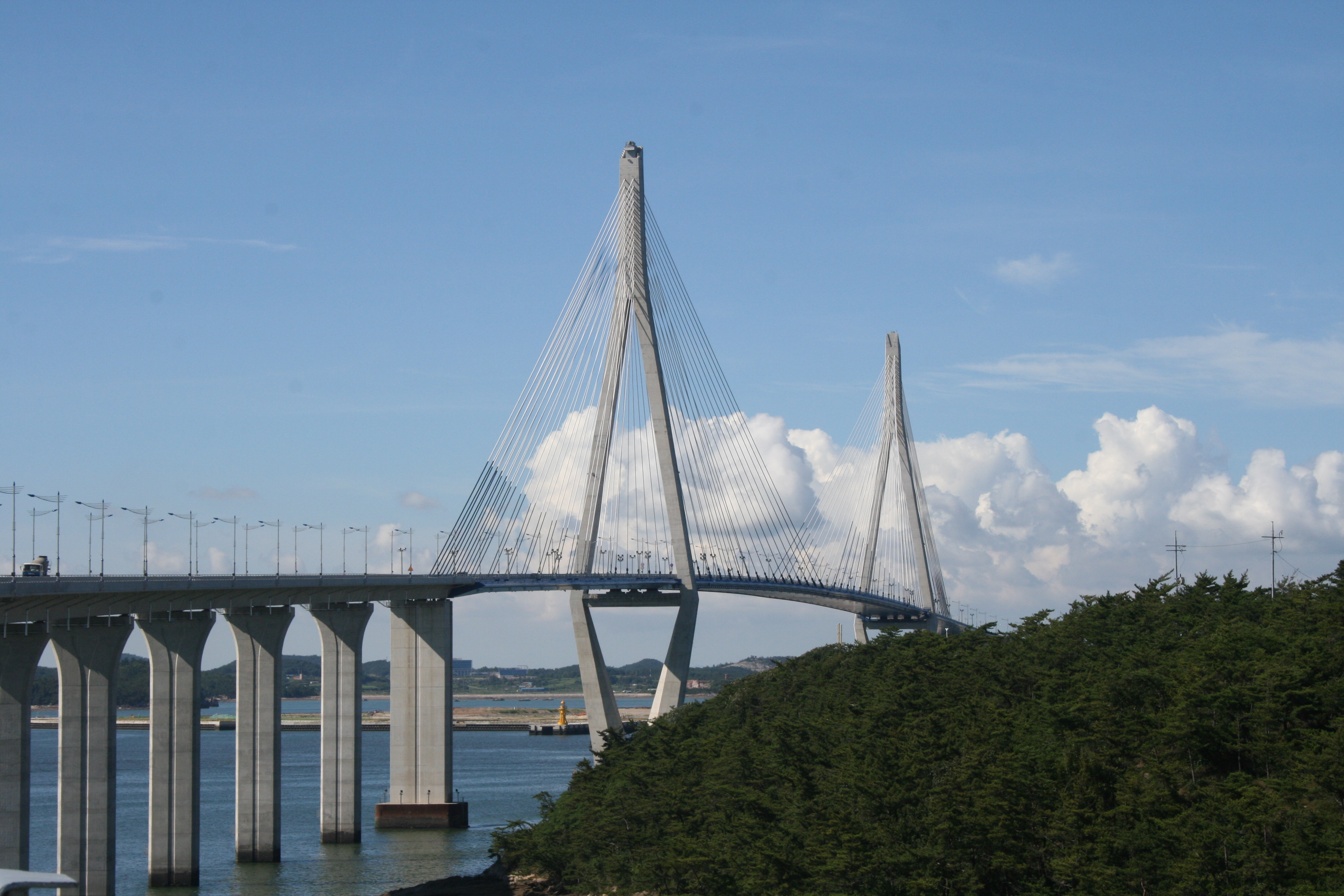 구름과 목포대교 이미지