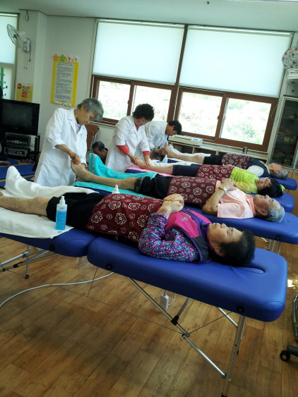 "행복 발 사랑회" 발 마사지 봉사 진도군 장애인종합복지관에서 실시 이미지