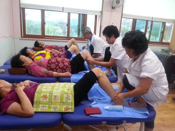 "행복 발 사랑회" 발 마사지 봉사 진도군 장애인종합복지관에서 실시 첨부#2