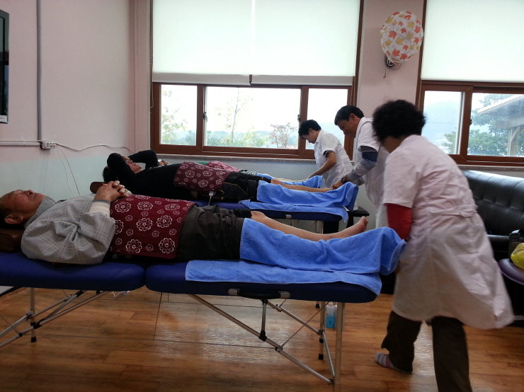 "행복 발 사랑회" 발 마사지 봉사 진도군 장애인종합복지관에서 실시 첨부#3