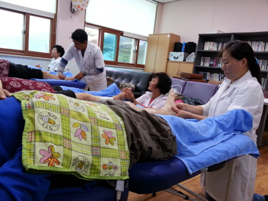 "행복 발 사랑회" 발 마사지 봉사 진도군 장애인종합복지관에서 실시 첨부#4