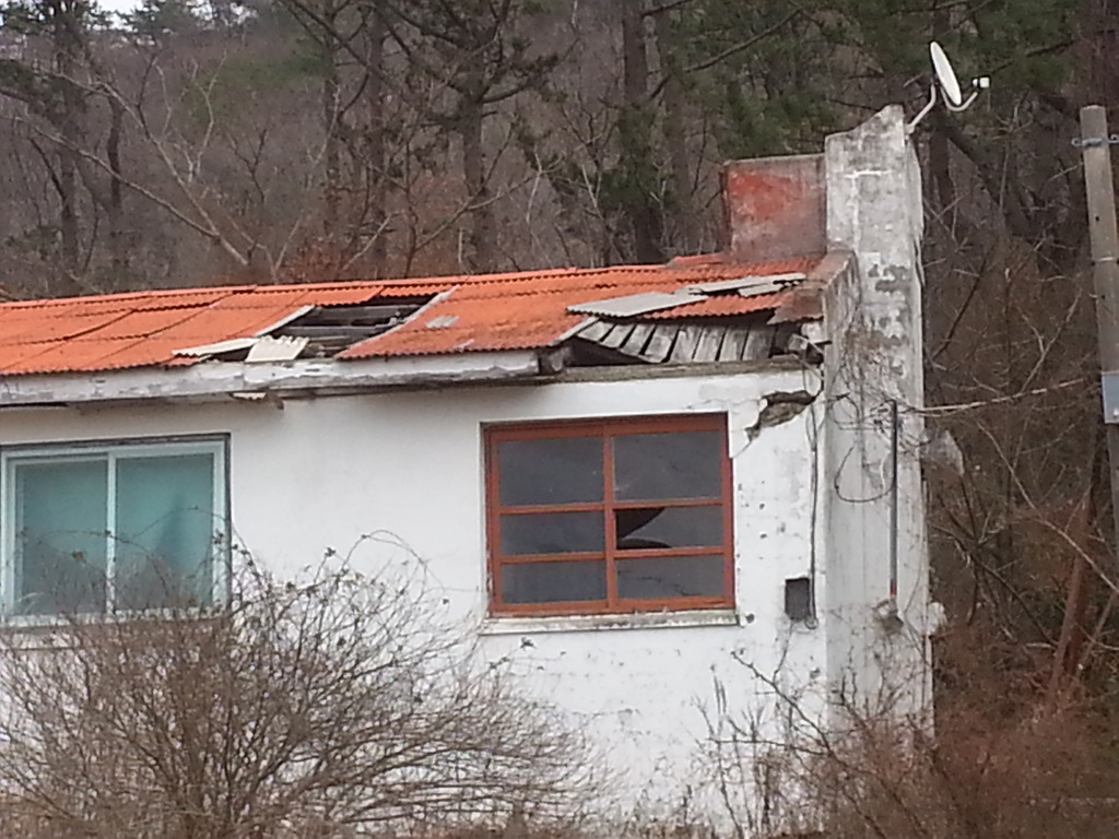 귀농귀촌인 유치를 위해  폐허건물 철거를 이미지