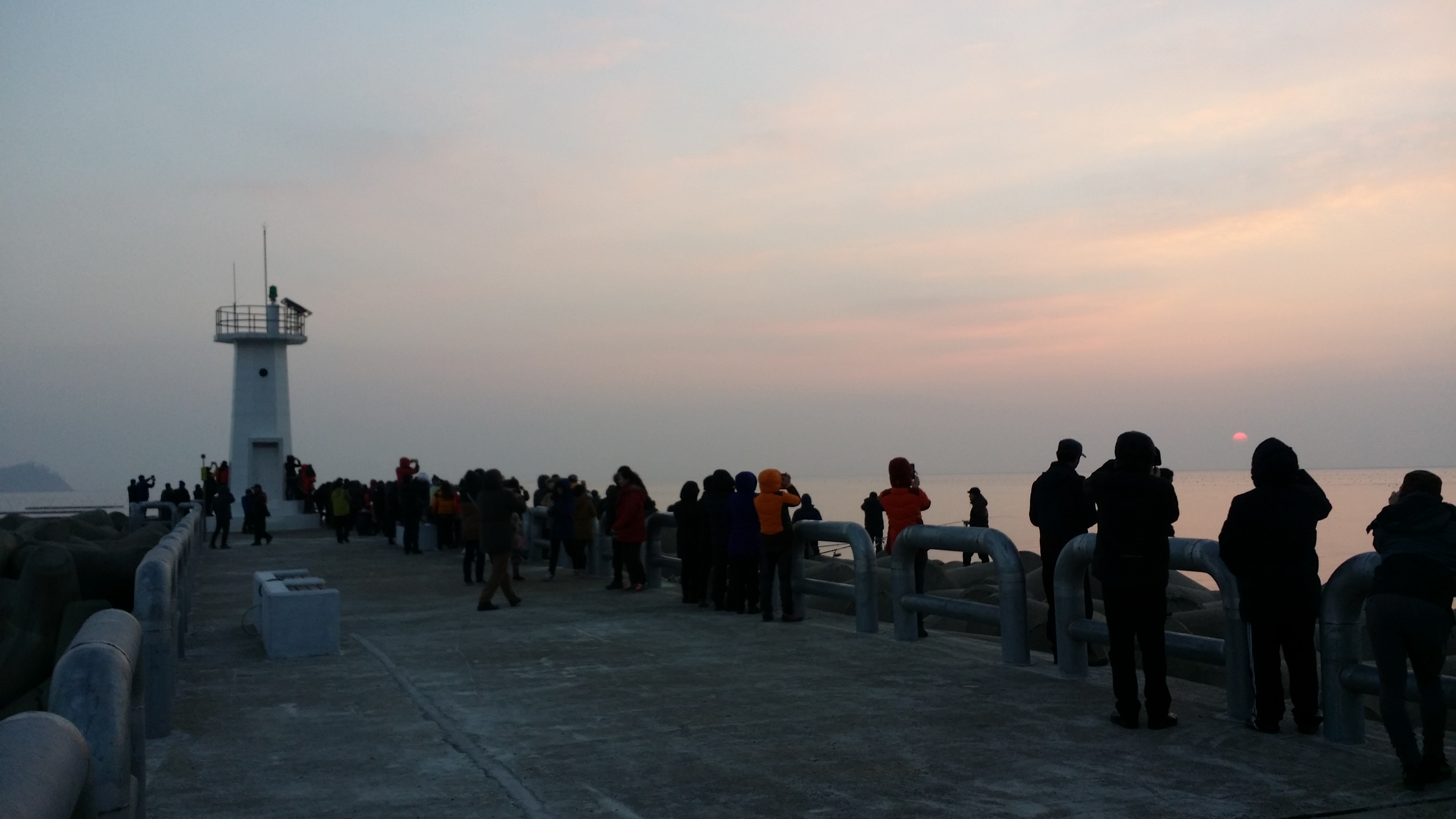 접도 수품항 서방파제 등대 일출. 이미지