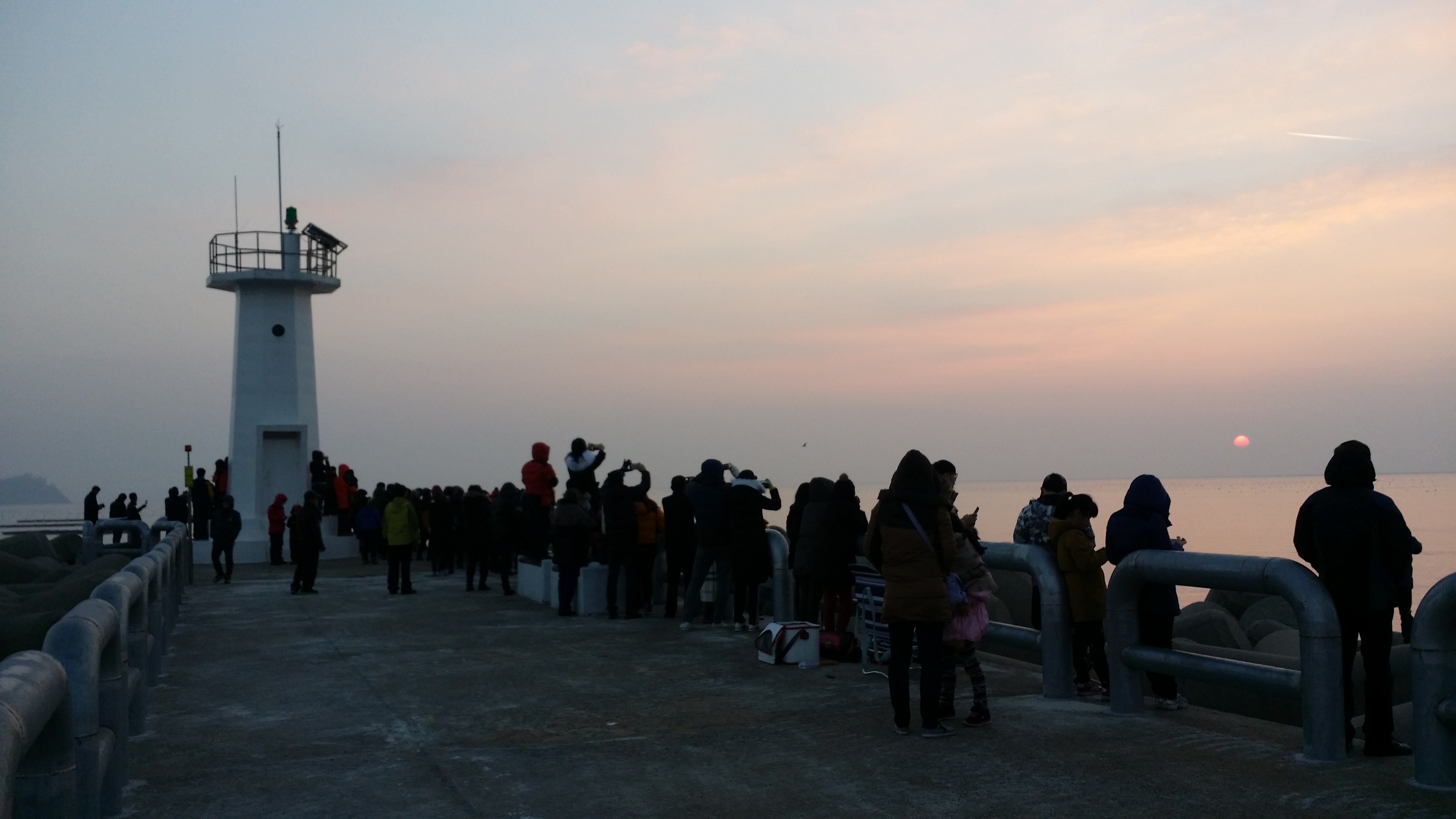 접도 수품항 서방파제 등대 일출. 첨부#2