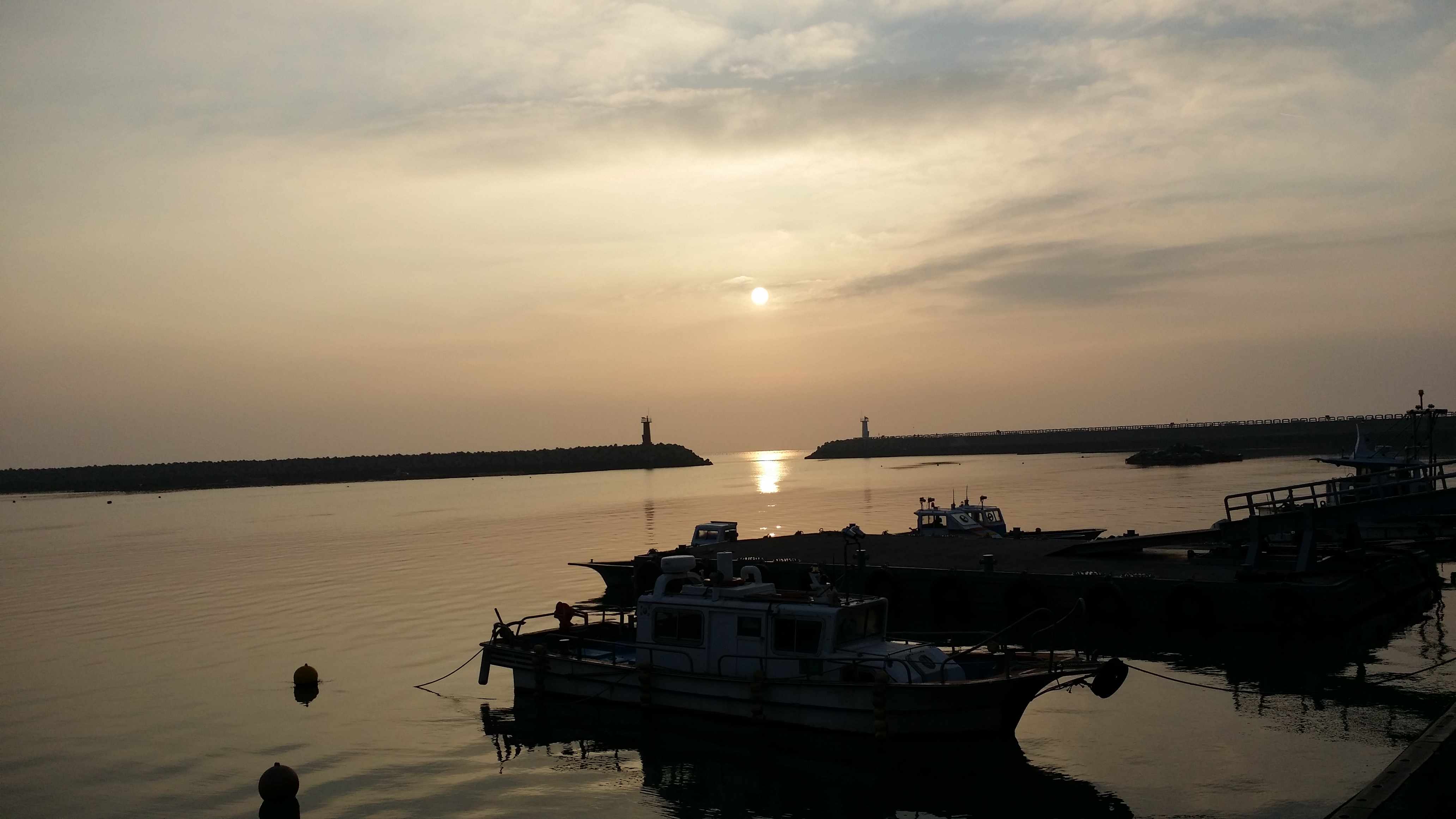 접도 수품항 서방파제 등대 일출. 첨부#8