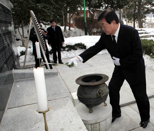 신년 현충탑 헌화 이미지