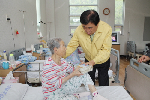 추석 맞이 송편 위문품 전달 이미지