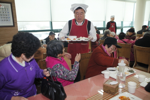 노인복지관 급식 봉사 이미지