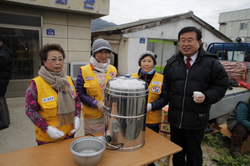 오일장 떡국 봉사 격려 이미지