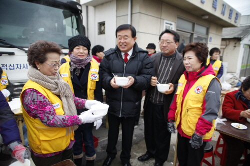 오일장 떡국 봉사 격려 첨부#3