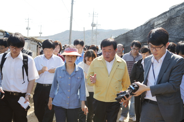 박근혜 대선후보 태풍피해 전복치패장 방문2 이미지