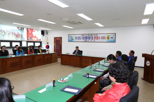 기초생활자활기금 장학금 전달 이미지