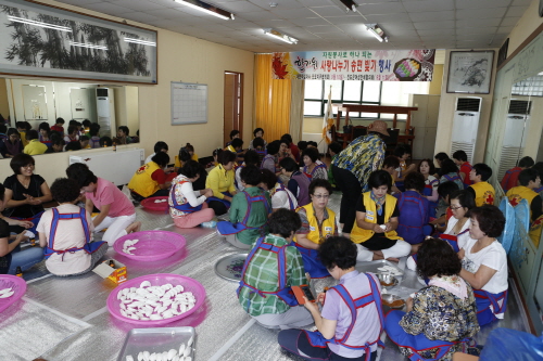 한가위 사랑나누기 송편 빚기 이미지