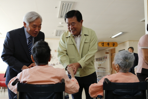 한가위 관내 노인요양병원 및 기관, 사회 방문 이미지