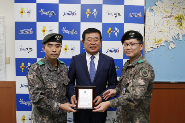 육군 제31사단 감사기념패 전달 이미지