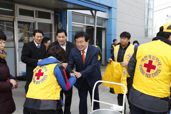 대한적십자사 진도지회 2015희망풍차 온기 나눔 떡국봉사 이미지