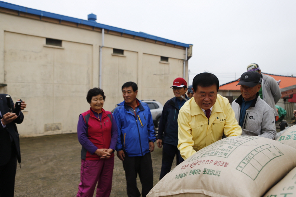 추곡수매현장 방문 농업인 격려 이미지