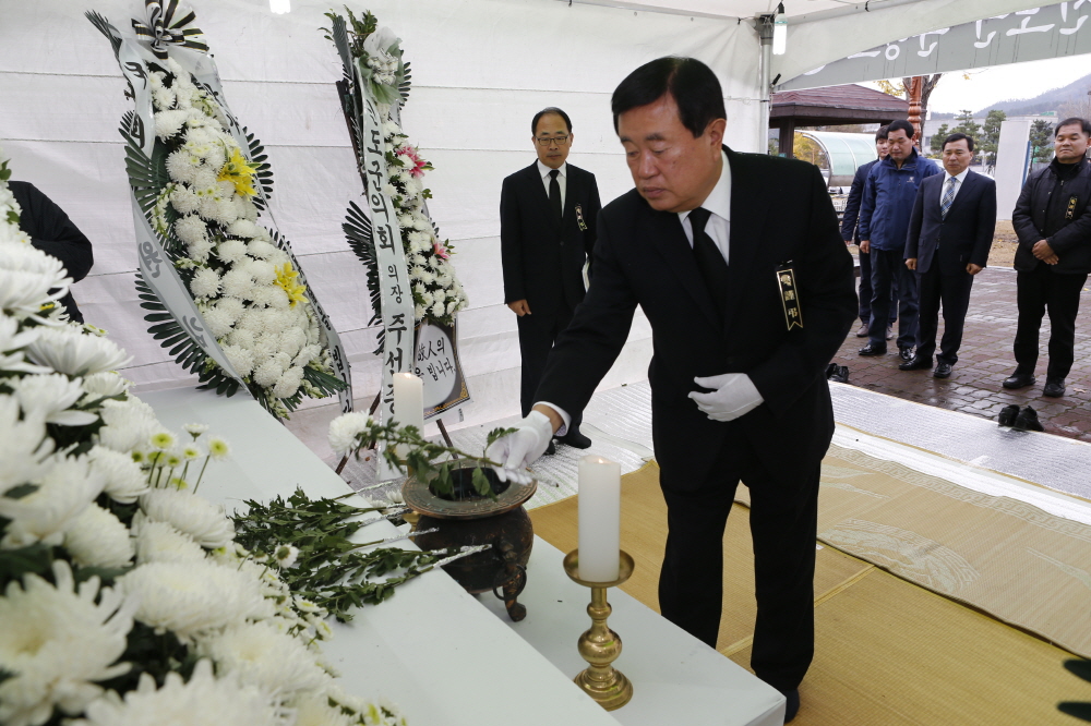 김영삼 전대통령 서거 분향소 헌화 이미지