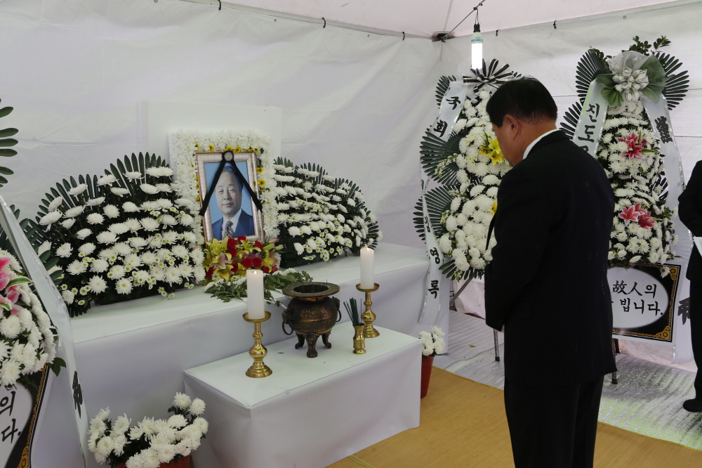 김영삼 전대통령 서거 분향소 헌화 첨부#2