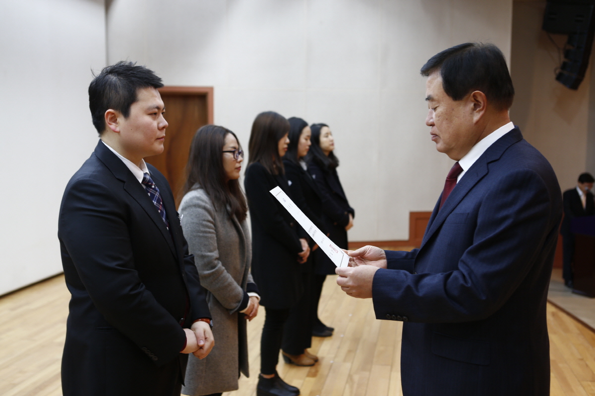 실무수습직원 임용장 전달 이미지