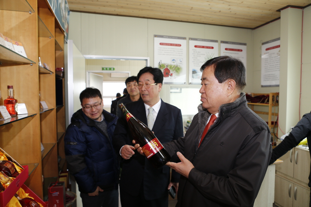 농산물가공실서 사업현장 방문 이미지