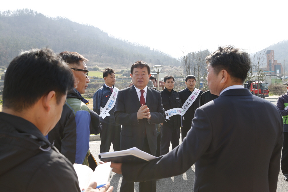 오일시장 활성화를 위한 전통시장 방문 이미지