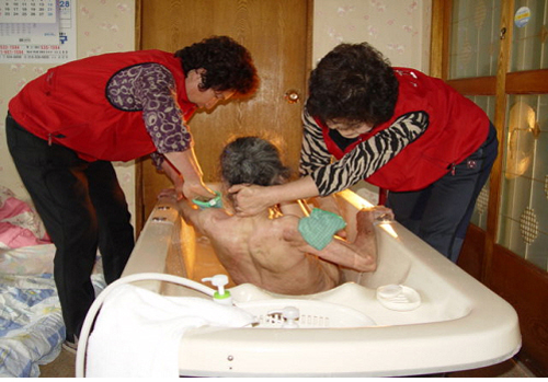 진도군, 맞춤형 이동목욕 서비스로 복지 행정 실천 이미지