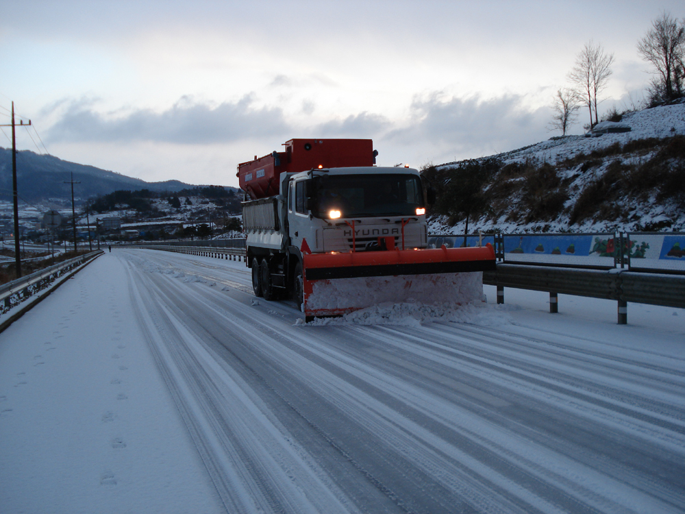진도군, 민․관 합동 제설작업 ‘주민과 한마음 한뜻’ 이미지