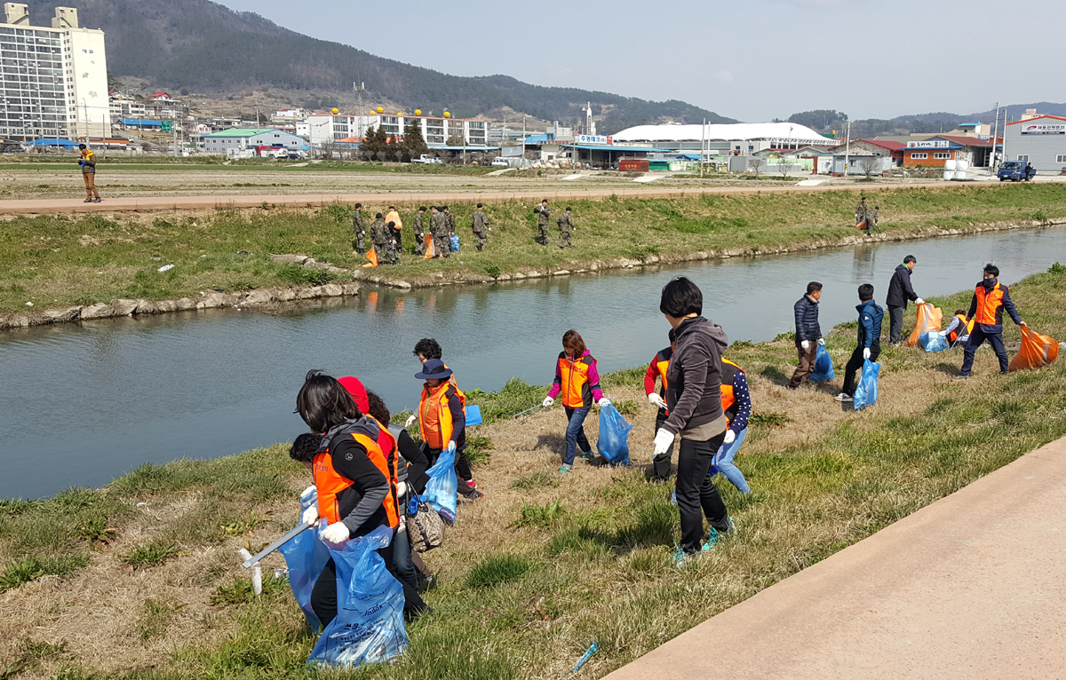 진도군, 민․관 1,300명 참석…봄맞이 대청소 실시 이미지