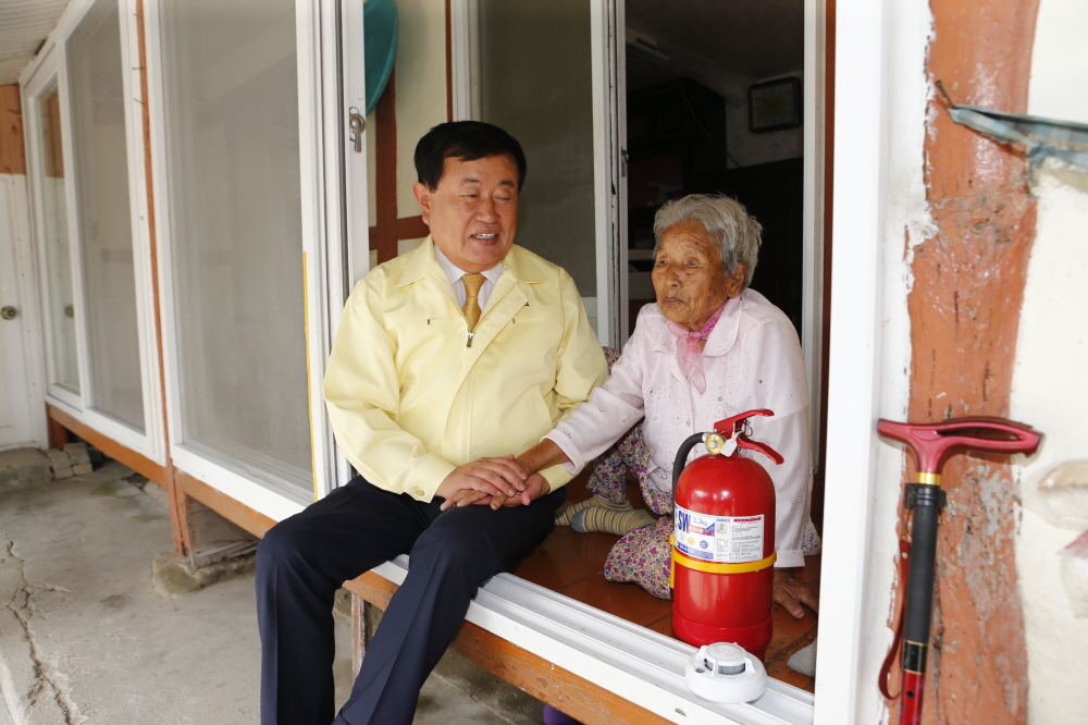 주거취약계층 소방안전을 위한 소화기 전달 이미지