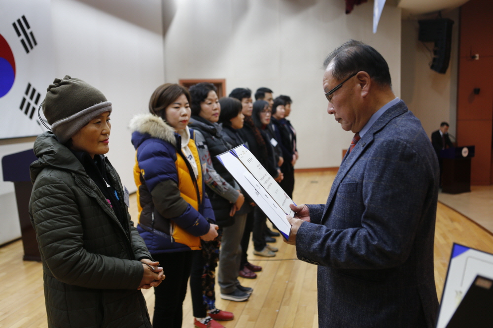 2016 하반기 진도군인재육성장학회 장학증서 수여식 첨부#2
