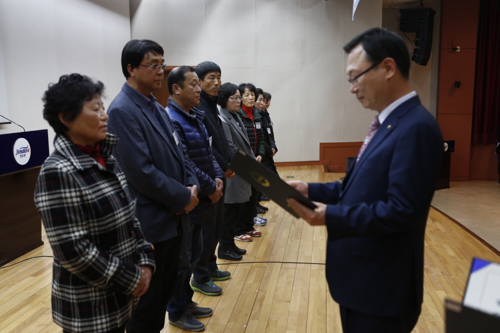 2016 하반기 진도군인재육성장학회 장학증서 수여식 첨부#3