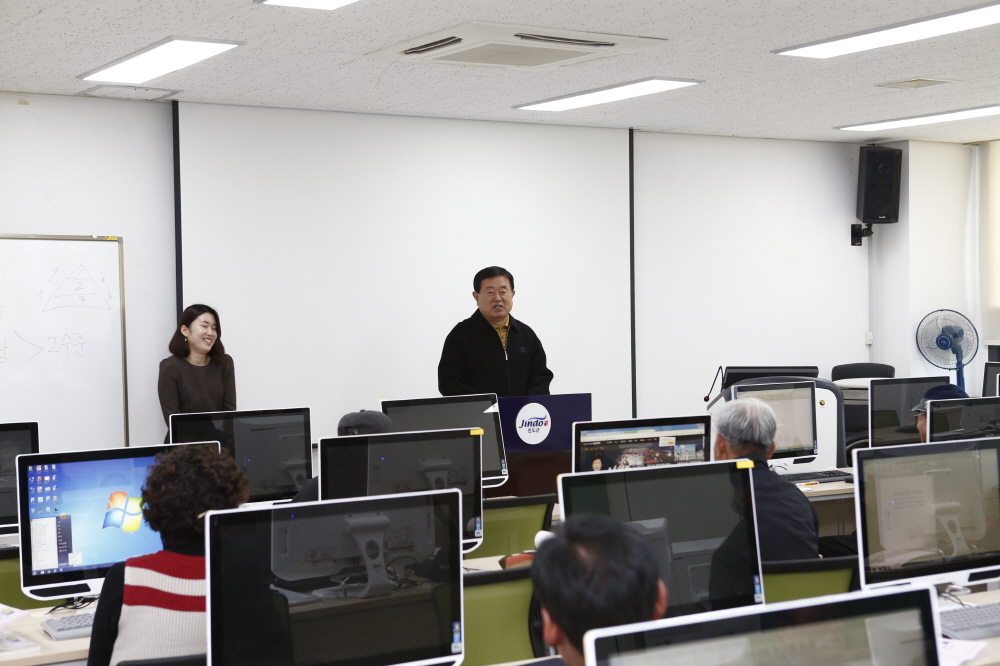 문서작성중급자과정 어르신전산교육 기념촬영 이미지