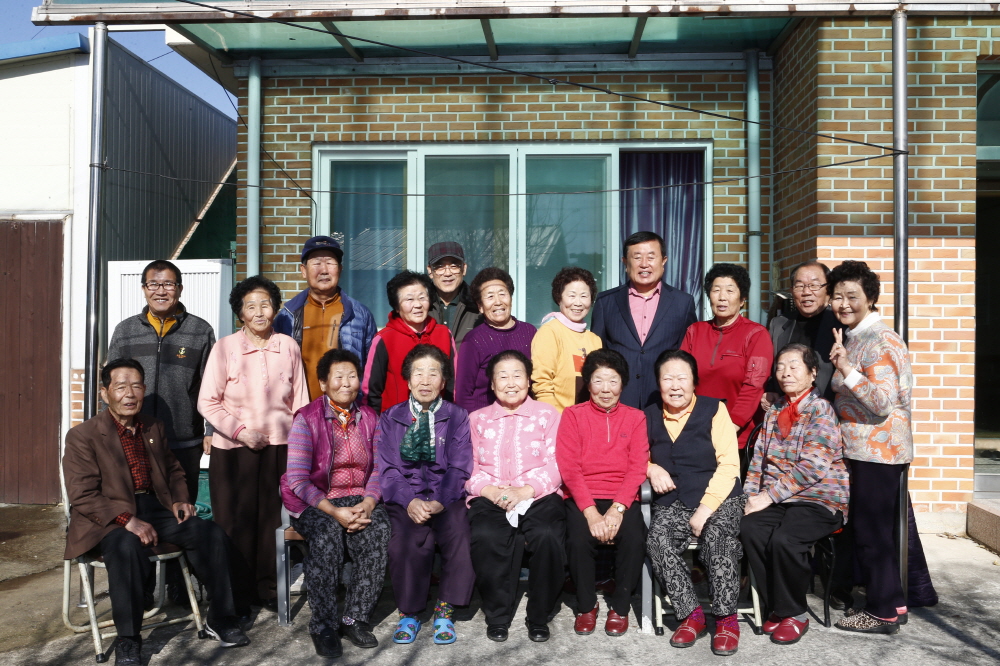 남동리주민과의 기념촬영 이미지