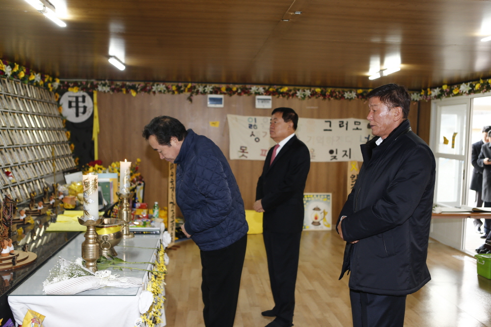 이낙연전남도지사 진도항 세월호유가족 위문 이미지