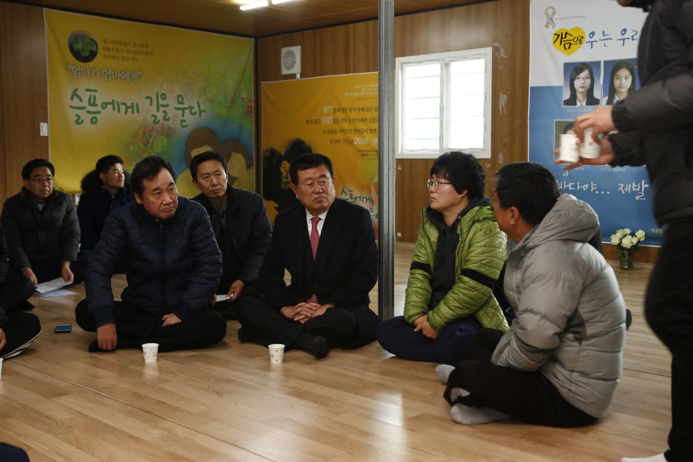 이낙연전남도지사 진도항 세월호유가족 위문 첨부#3