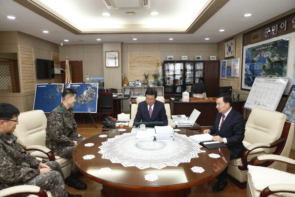 향토방위육성 우수기관 사단장 감사장 전수 이미지