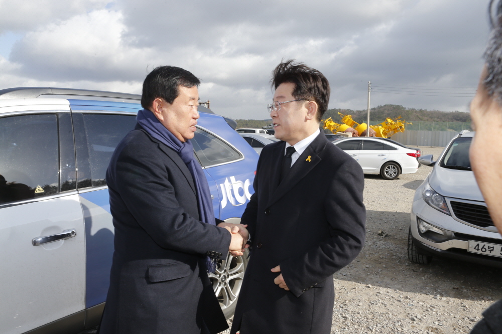 이재명 성남시장 진도항 세월호 유가족 방문 이미지