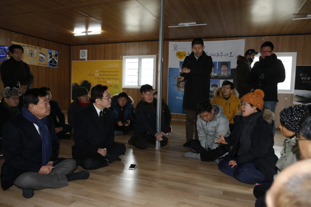 이재명 성남시장 진도항 세월호 유가족 방문 첨부#3