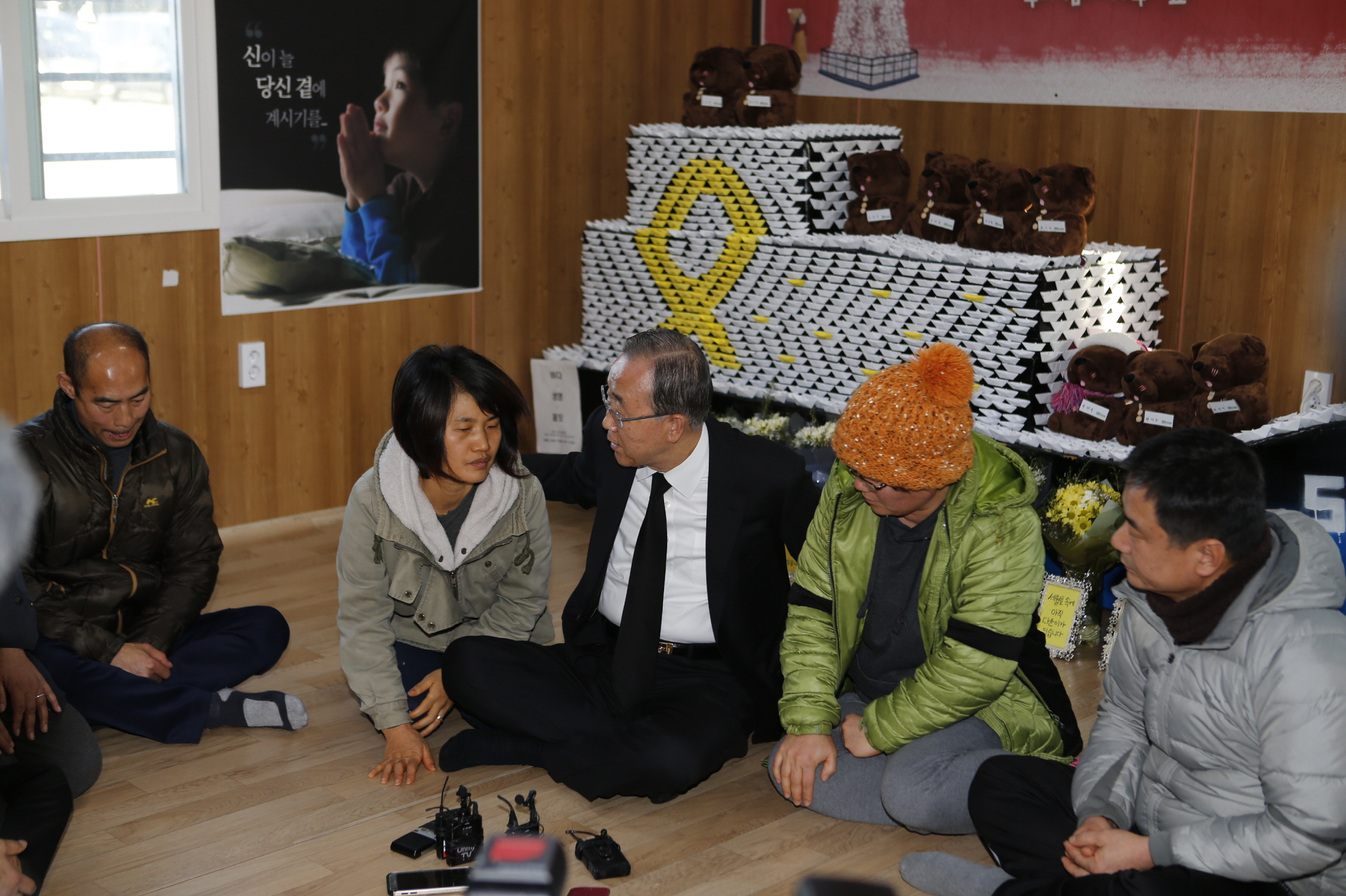 반기문 전UN사무총장 진도항 세월호 유가족 방문 이미지