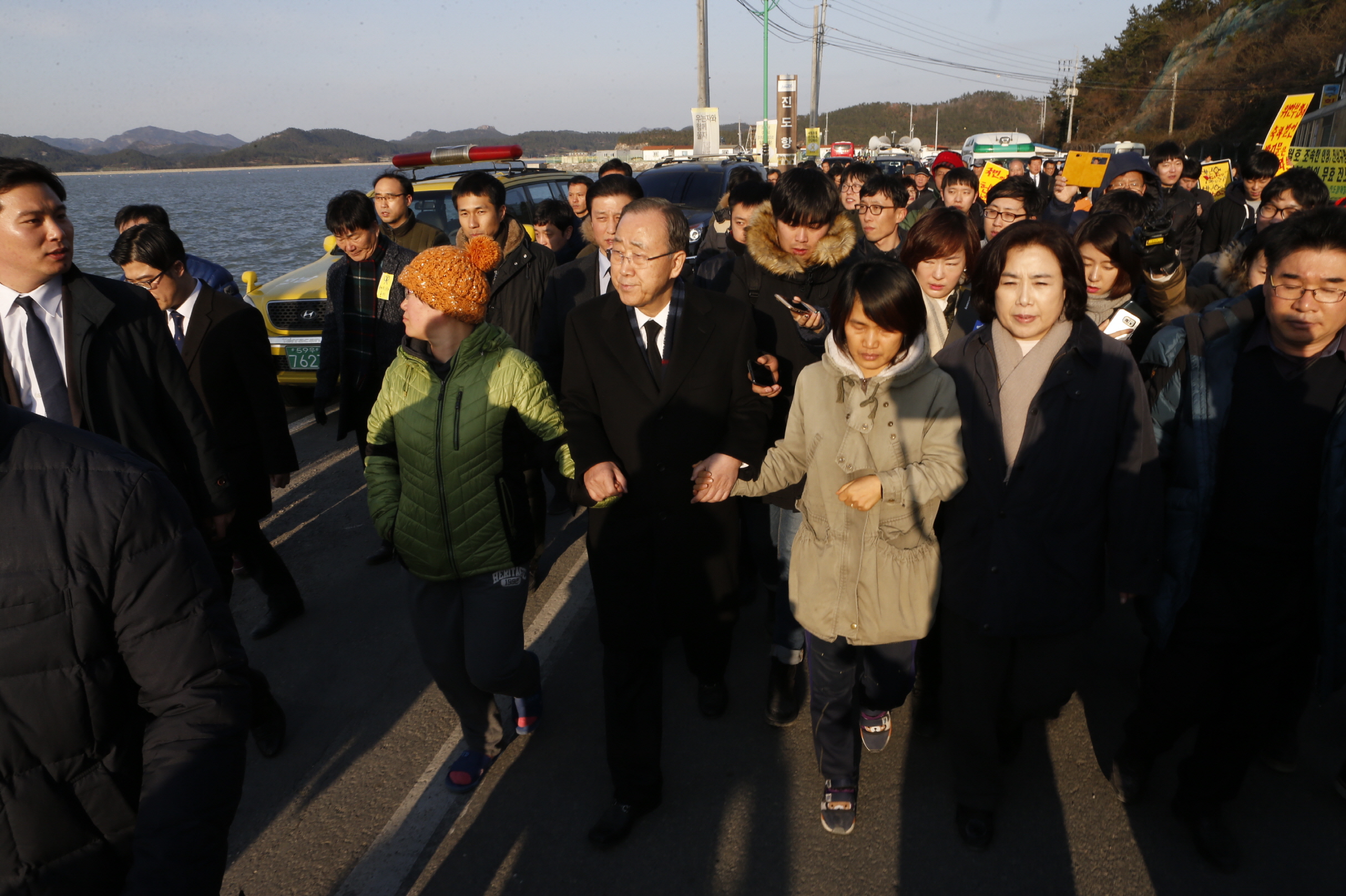 반기문 전UN사무총장 진도항 세월호 유가족 방문 첨부#4