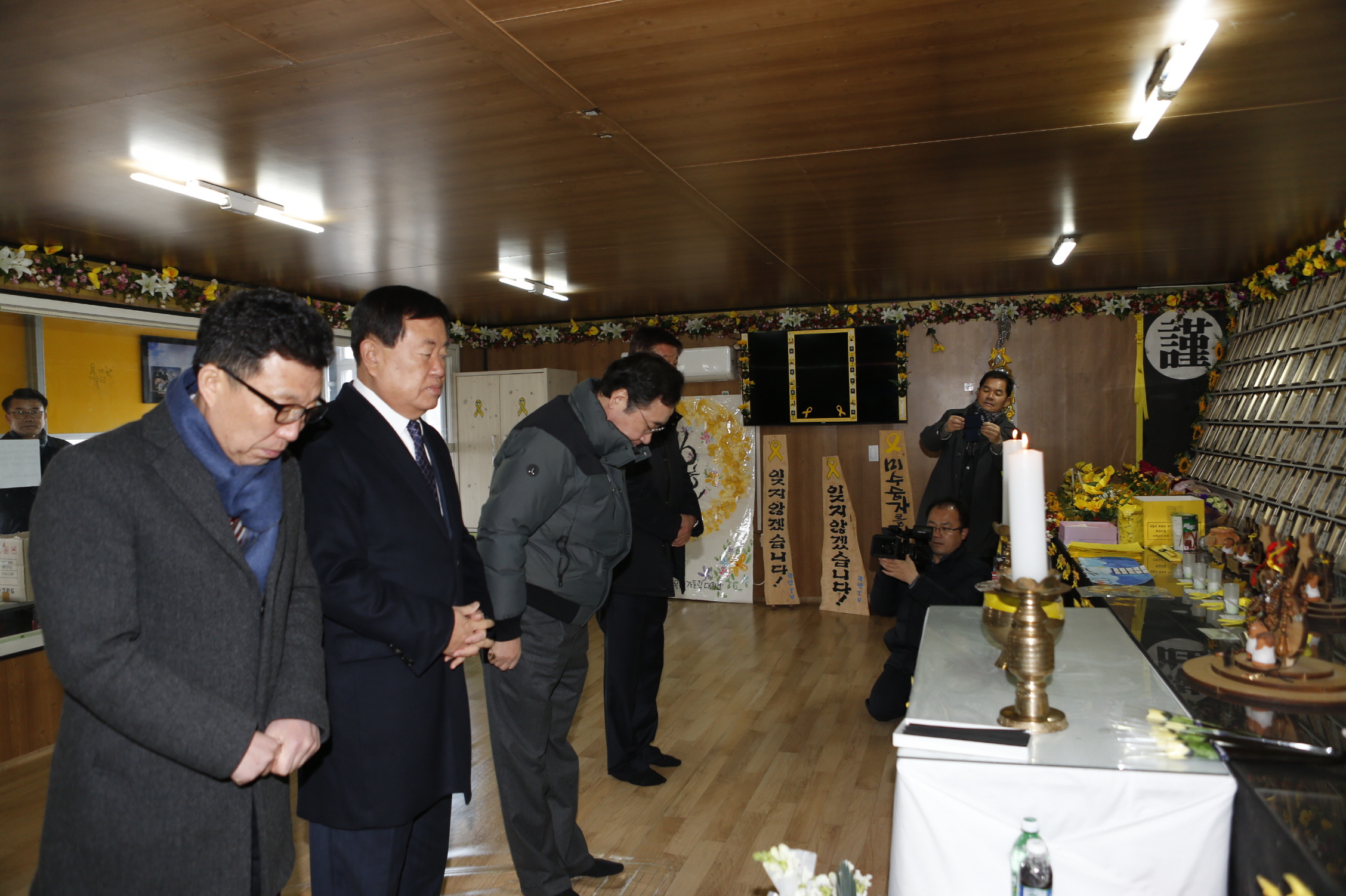 이낙연전라남도지사 설맞이 진도항 세월호유가족 위문 이미지