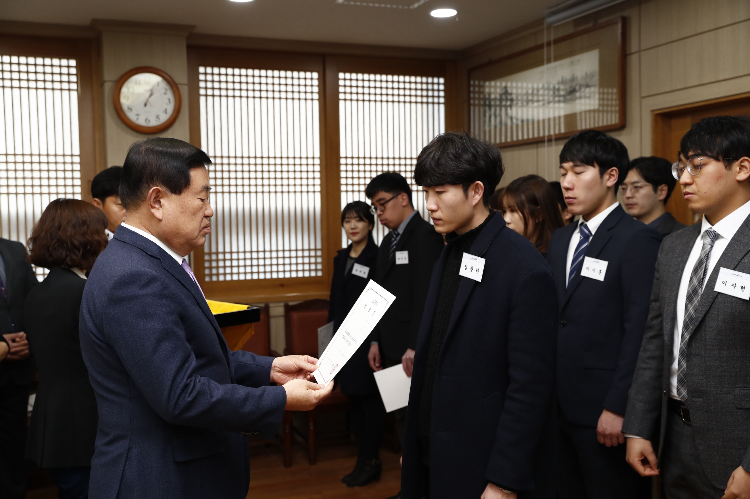 신규직원 임용장 배부 이미지