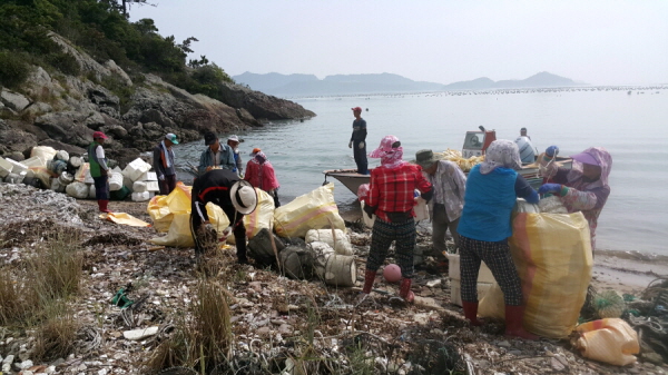 수품길 주민들과 의신면 조정빈 담당자를 칭찬합니다. 첨부#2