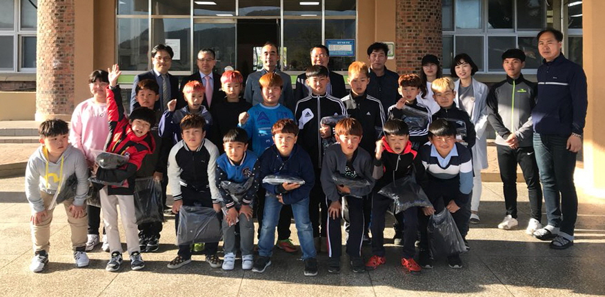 진도군축구협회, 축구 꿈나무들에게 10년째 장학금과 후원물품 전달 이미지