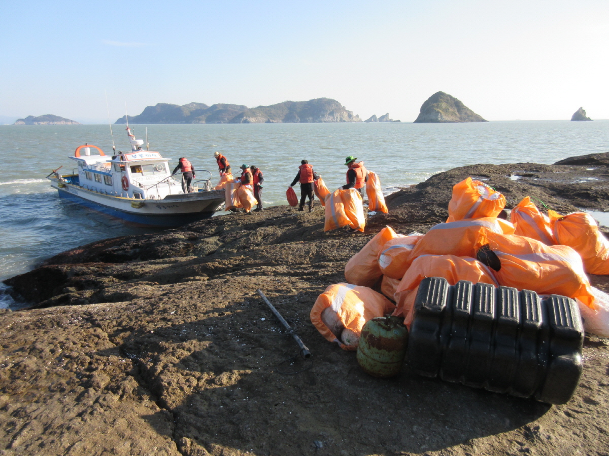 진도군, 특정도서 순찰 및 환경정화활동 실시 이미지