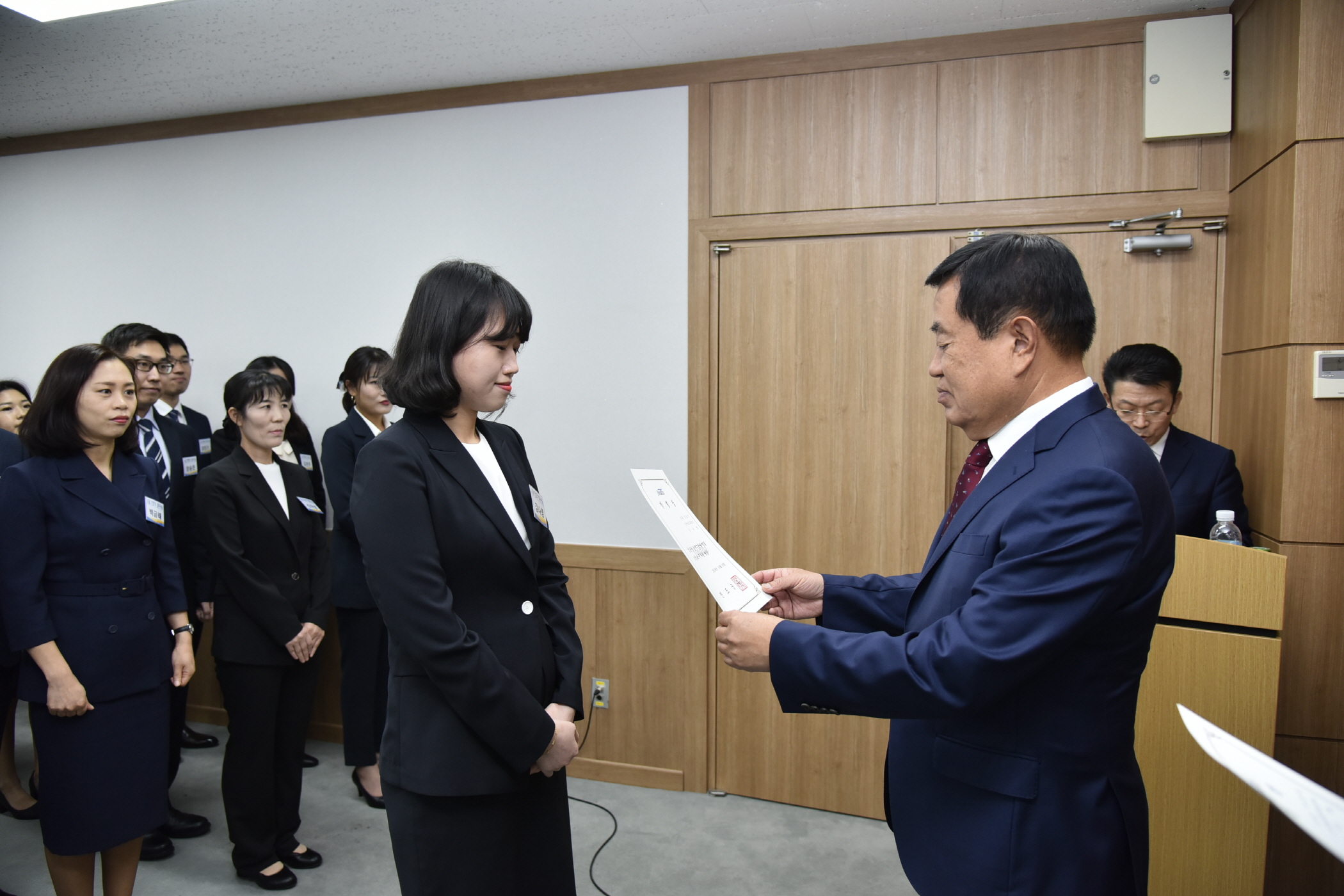 신규직원 임용장 전달식 이미지