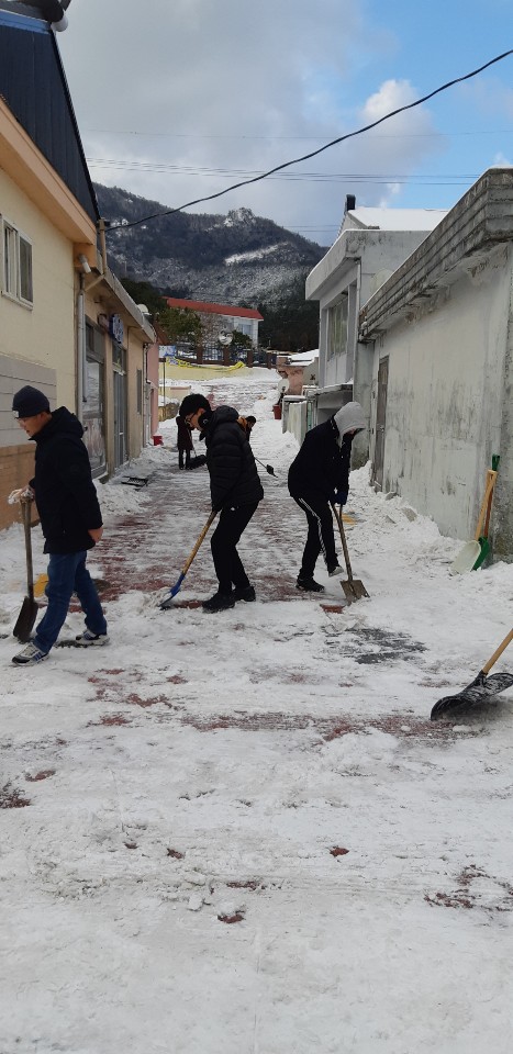 진도군 조도면, 기습 폭설에 공무원 투입 ‘발빠른 제설작업’ 이미지